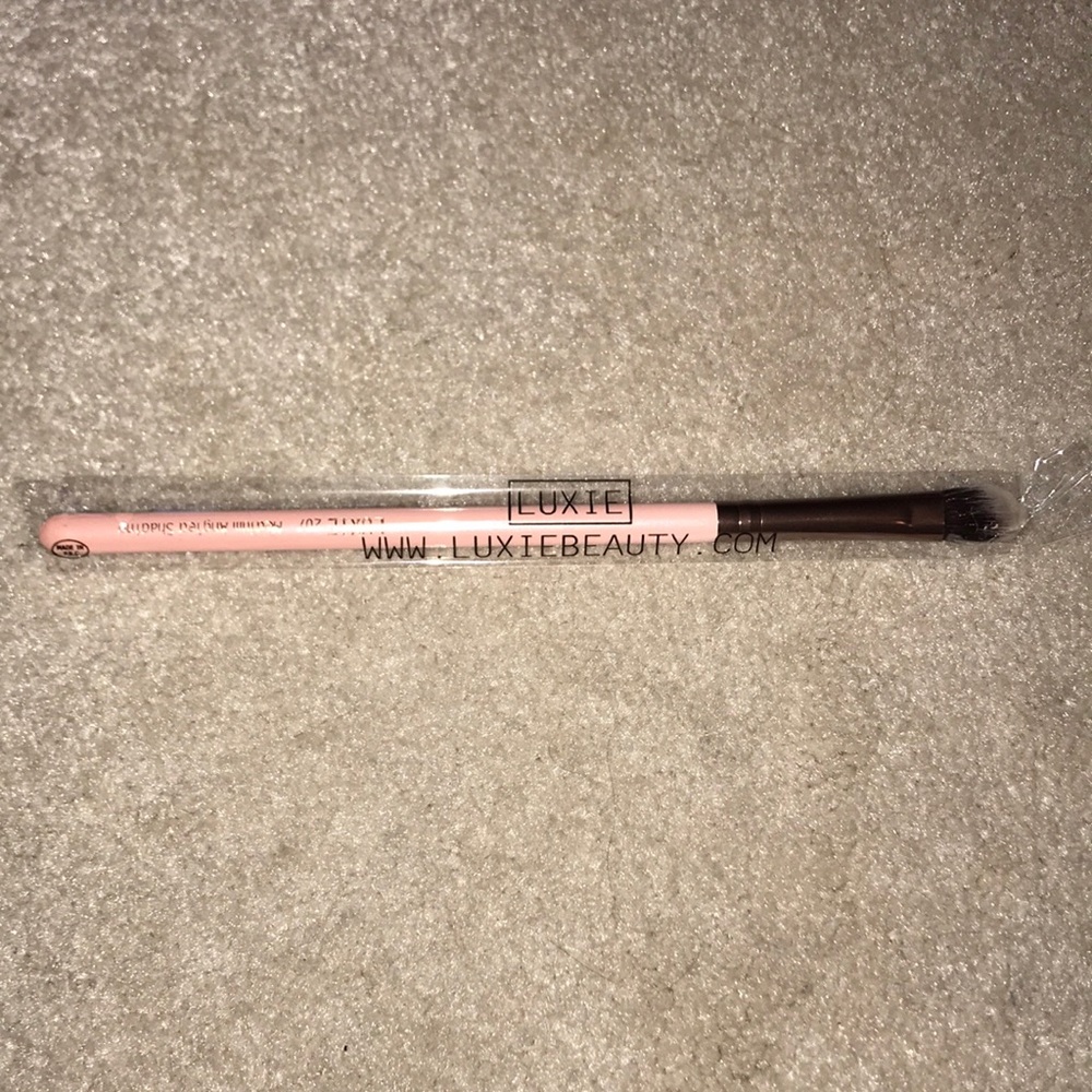LUXIE 207 Medium Angled Shading Brush